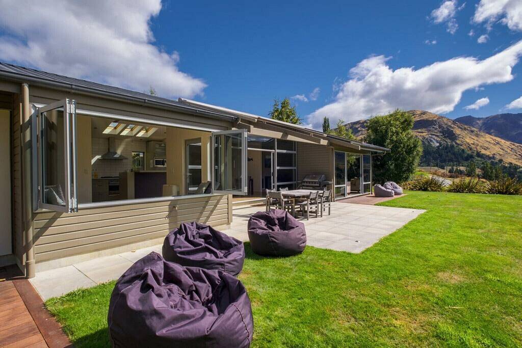 Ruhiger Rückzug | Blick auf die Berge | Weitläufiger Hinterhof | Spa-Verleih zur Verfügung in Queenstown, Otago
