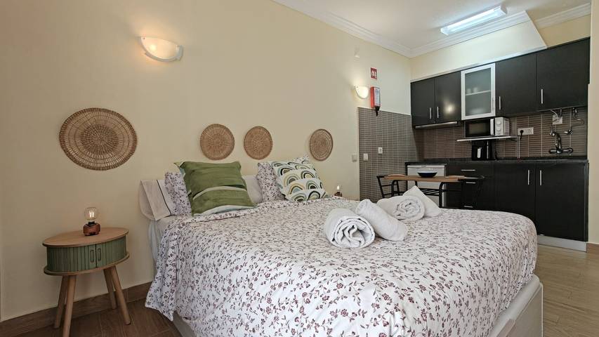 Appartement entier, Studio ensoleillé à Albufeira avec Wi-Fi, balcon et proche de la plage in Albufeira e Olhos de Água, District de Faro