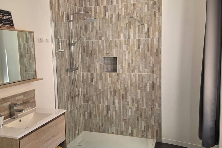 Appartement entier, Appartement de charme avec cour au calme in Gignac, Côte méditerranéenne (France)
