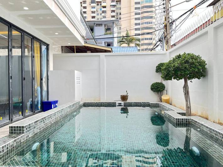 Ferienhaus für 14 Personen, mit Terrasse und Ausblick sowie Pool, mit Haustier in Pattaya