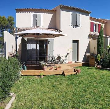 Gîte pour 4 personnes, avec jardin ainsi que vue et terrasse à Beaumettes