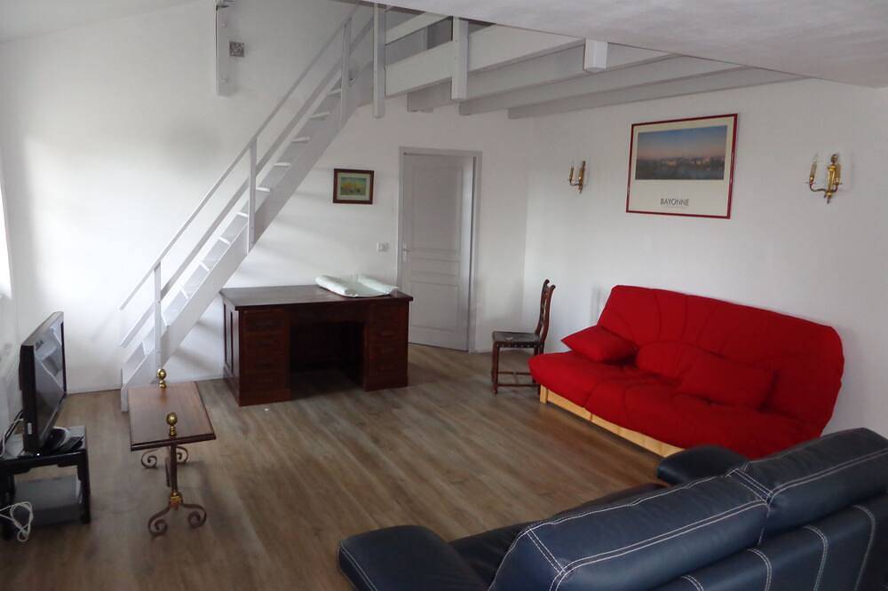 Entire apartment, Large 55m² apartment, separate entrance, parking. in Hasparren, Bayonne region