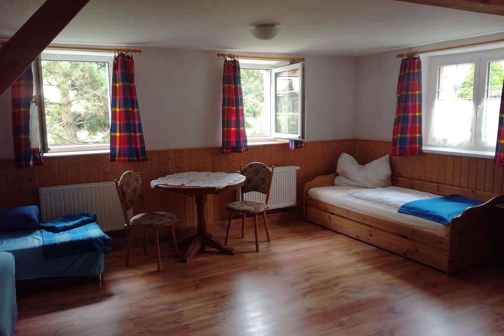 Ganze Wohnung, Helle Ferienwohnung mit Platz im Herzen der Sächsischen Schweiz in Pfaffendorf, Königstein