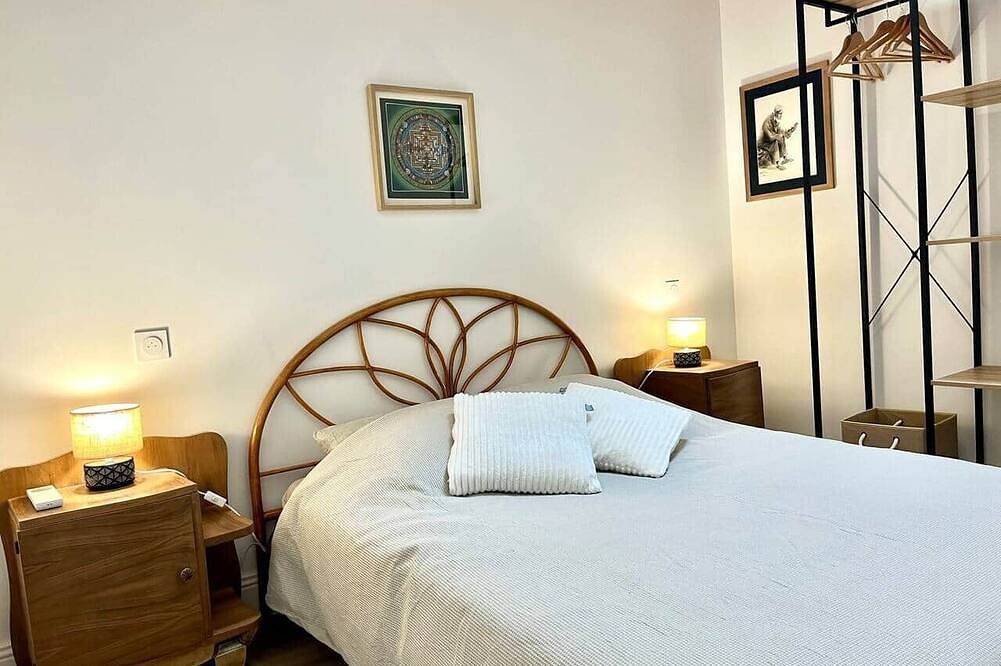 Entire apartment, Artist's apartment in the historic center in Trévoux, Ain