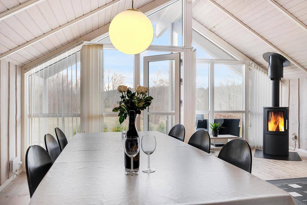 Geräumiges, gepflegtes Ferienhaus mit Whirlpool und Sauna in Strandnähe bei Øer in Øerne, Ebeltoft
