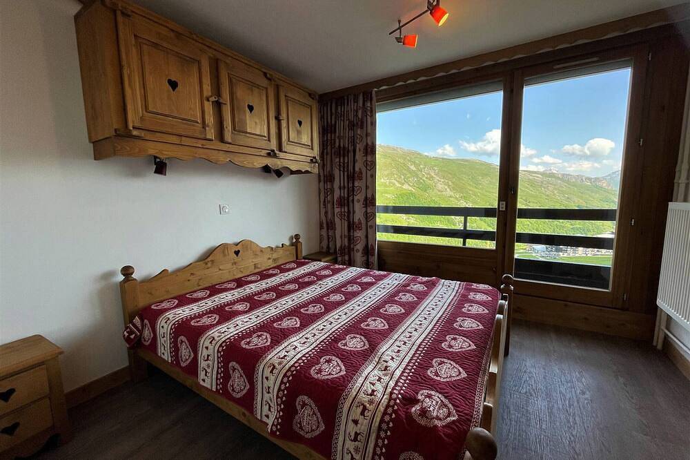 Entire apartment, Cozy 3-room apartment for 6 in Les Menuires with balcony, renovated, ski locker, and baby amenities in Les Menuires, Saint-Martin-de-Belleville