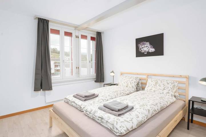 Ganze Wohnung, 3Br Spiez Center Apt, Parking & Balcony near Interlaken in Spiez, Thunersee
