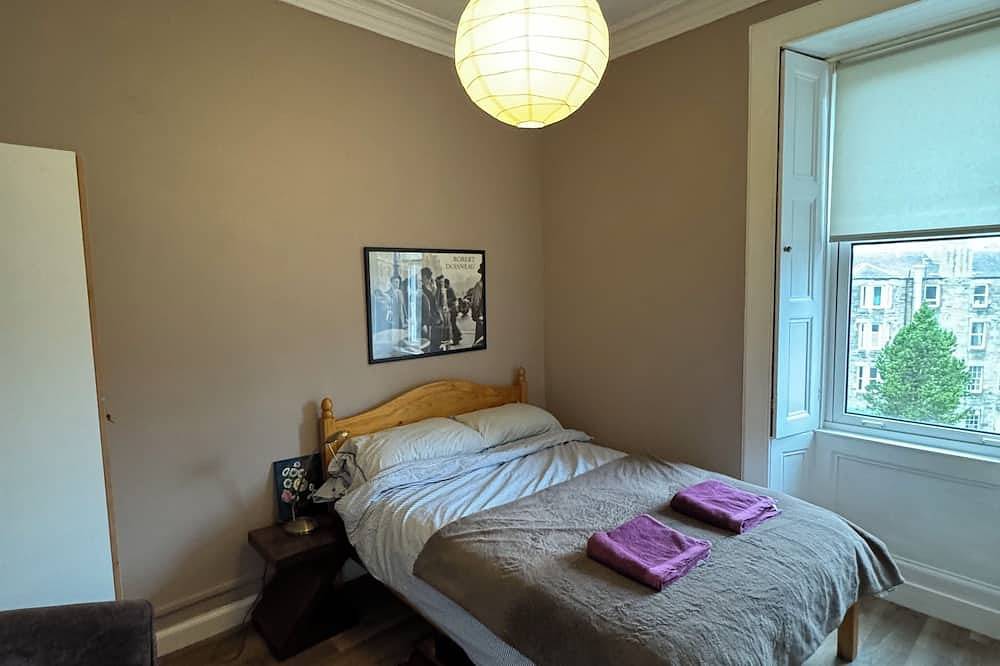 Entire apartment, Central Room in Historic Tenement Near Old Town in Edinburgh, Edinburgh and Lothian