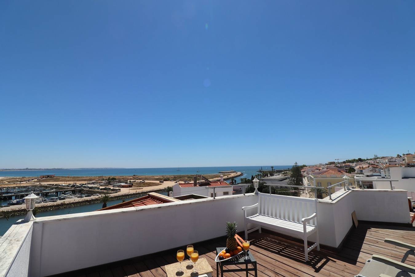 Ganze Wohnung, Ferienwohnung 'Apartamento Vista Marina' mit Meerblick, privater Terrasse und Wlan in São Sebastião, Lagos