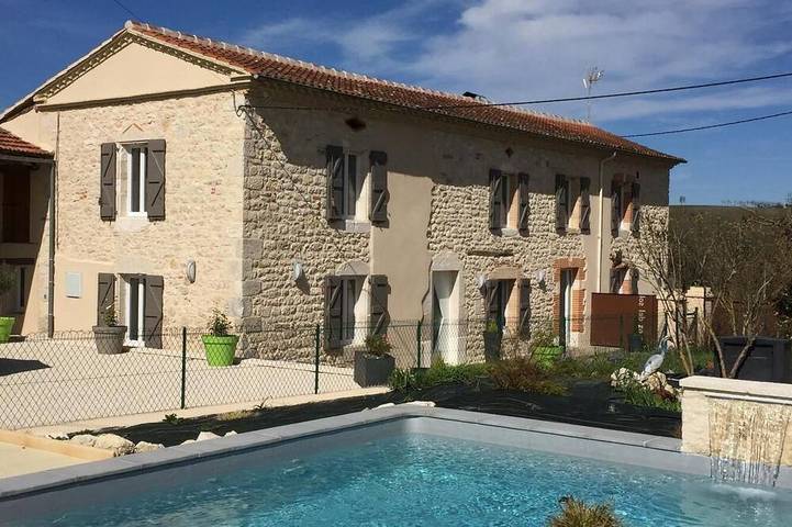Gîte pour 4 personnes, avec terrasse et piscine