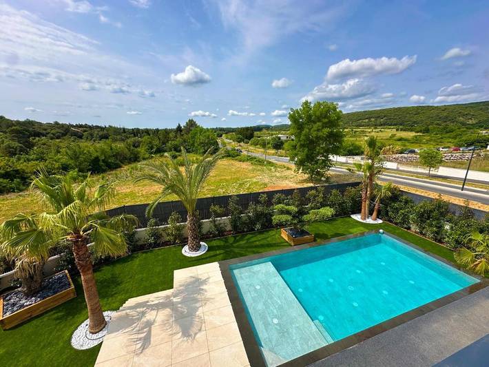 Location de vacances pour 7 personnes, avec Balcon et Terrasse ainsi que Piscine et Vue à Montarnaud