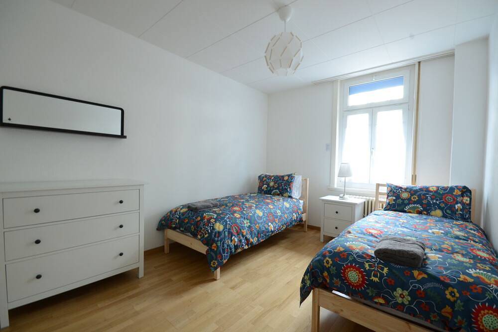 Ganze Wohnung, Stilvolle Wohnung im Erdgeschoss, 3 Gehminuten vom Bahnhof Interlaken West entfernt. in Interlaken, Thunersee