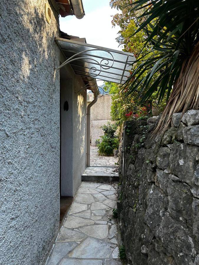 Gîte pour 2 personnes, avec Terrasse et Jardin ainsi que Piscine et Vue à Gourdon (Provence-Alpes-Côte d'Azur) - 2