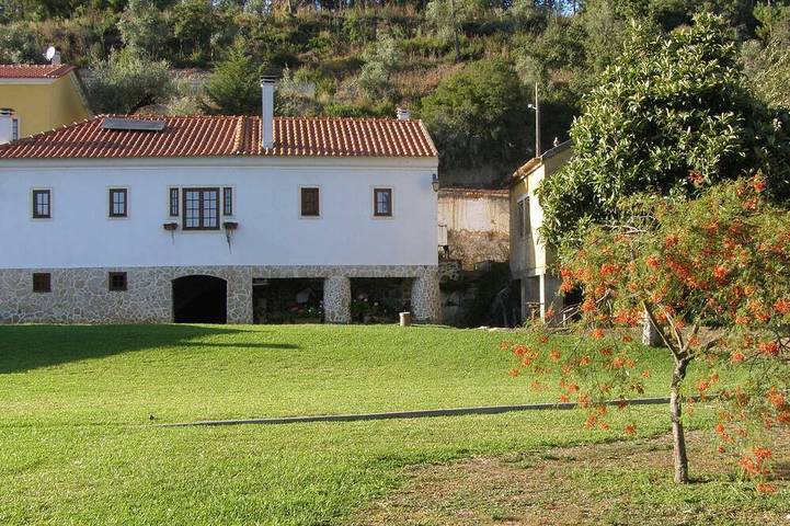 Casa de campo para 4 pessoas, com jardim e piscina e ainda jacuzzi em Soure