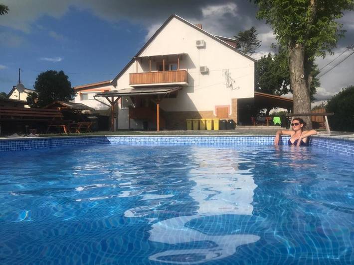 Ferienwohnung für 4 Personen, mit Terrasse und Whirlpool sowie Garten und Pool in Balatonfenyves