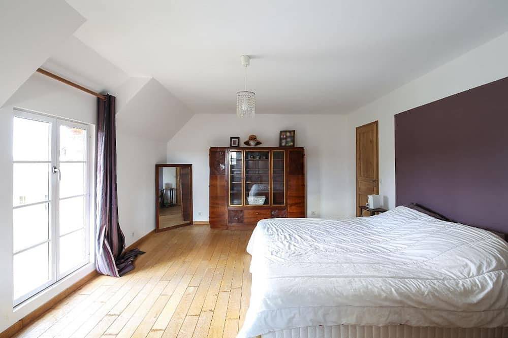 Les denisots 12/14 pers private heated pool, quiet location in Lavau, Loire-Tal