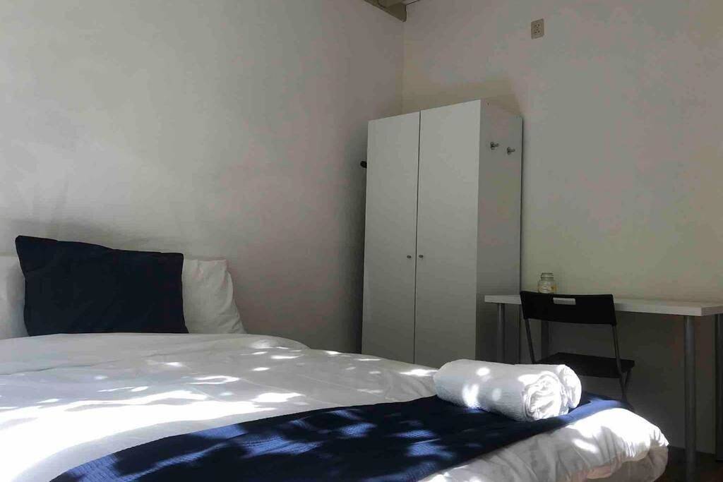 Geheel appartement, New Cozy Room with Private Bathroom Delft City P-room 1 in Delft, Stadsgewest Haaglanden