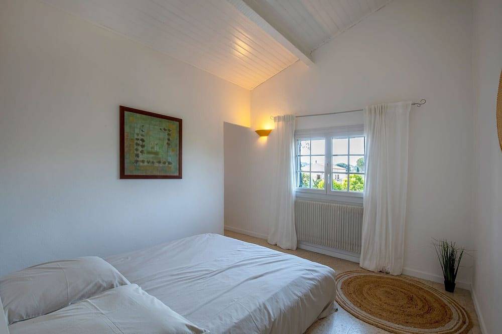 Bright villa with swimming pool near Montpellier, ideal for family or friends in Saint-Georges-d'Orques, Côte d'Améthyste