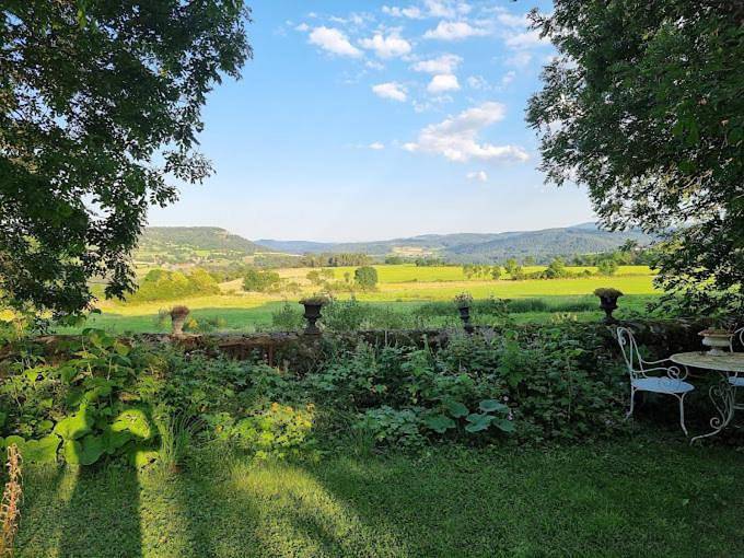 Location de vacances pour 7 personnes, avec vue ainsi que terrasse et jardin à Arlempdes - 4