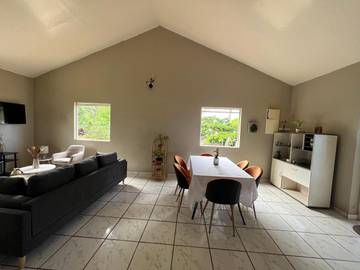 Gîte pour 8 personnes, avec vue et jardin, animaux acceptés à Les Trois-Bassins