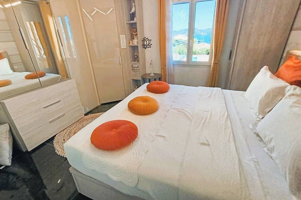 Golden Villa in La Madrague, Hyeres