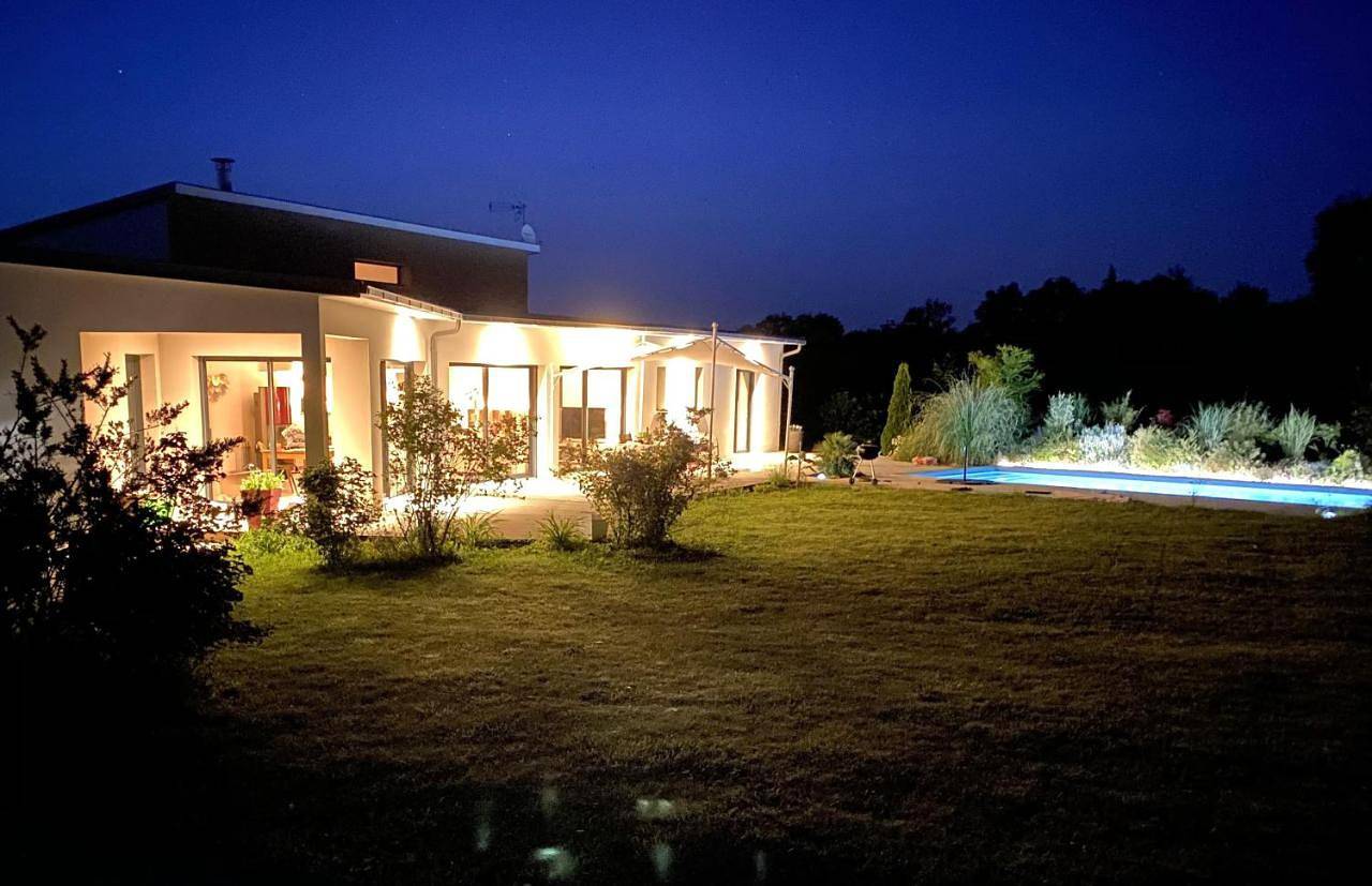 Villa contemporaine avec piscine sur 4000 m2 à Rodez 9 personnes in Onet-le-Château, Aveyron