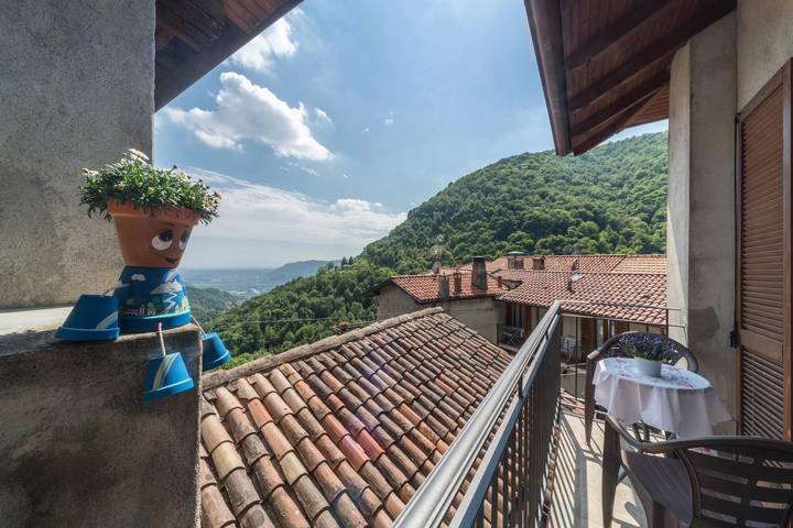 Casa de férias "Erve Come una Volta" com vista para a montanha e jardim in Costalottiere, Erve