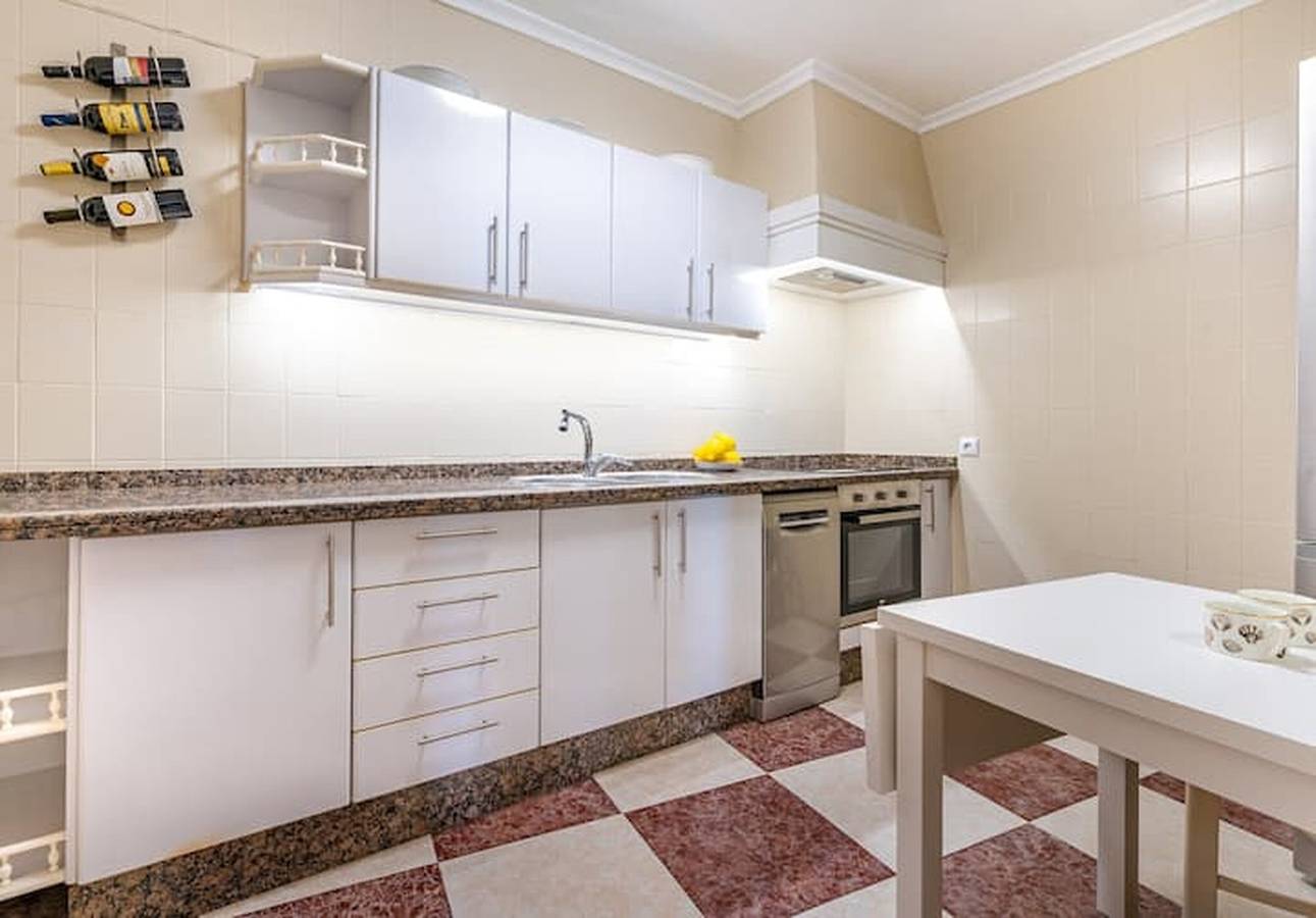 Maison de vacances 'Paradiset' avec terrasse privée, Wi-Fi et climatisation in Estepona Old Town, Estepona
