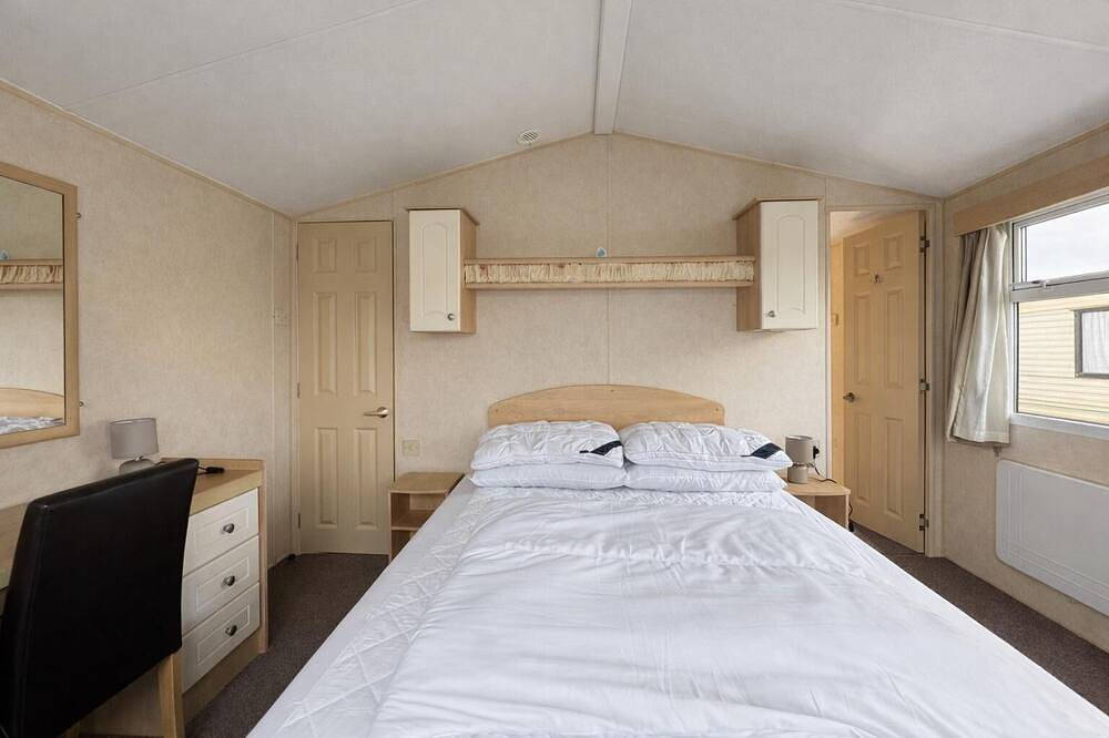 Caravan by the sea at California Cliffs Holiday Park in Norfolk in California (Great Yarmouth), Great Yarmouth