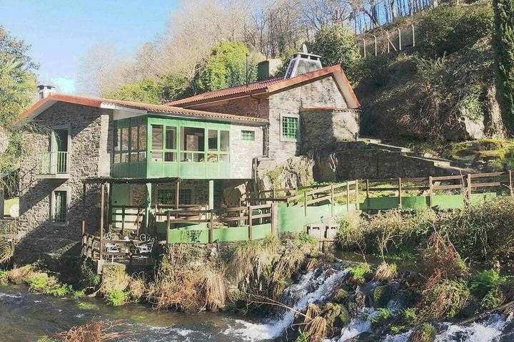 Casa rural para 11 personas, con Balcón y Jacuzzi además de Terraza y Jardín en Abegondo