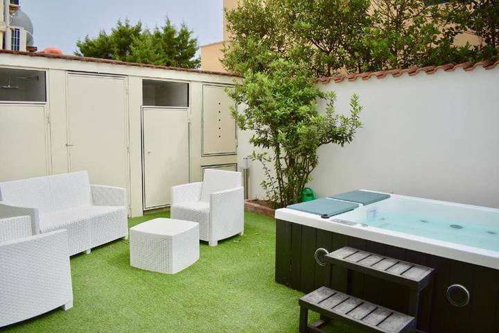 Apartamento de vacaciones para 3 personas, con jardín además de balcón y jacuzzi - 1