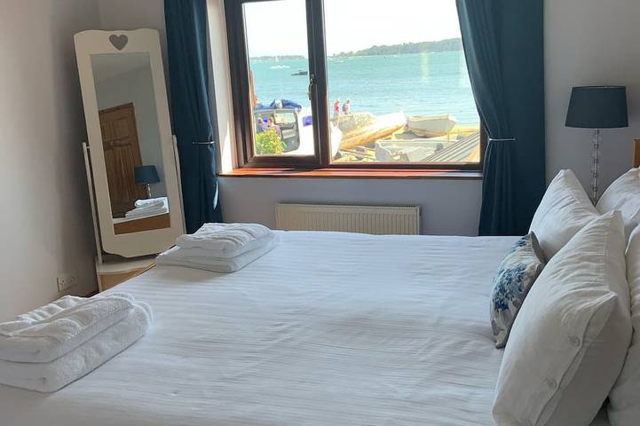 Sea Breeze Holiday Home on the Shore of Poole Harbour in Poole, Poole Harbour