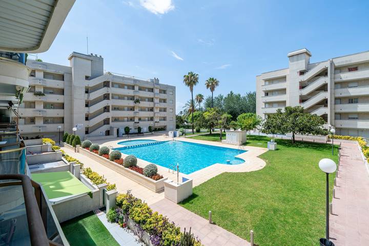 Apartamento entero, Apartamento vacacional "Cambrils Park" con vistas al mar, balcón y piscina compartida in Cambrils, Costa Dorada