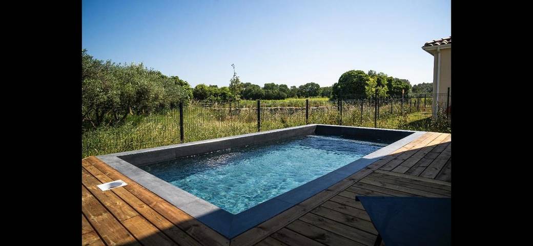 Location de vacances pour 8 personnes, avec piscine ainsi que terrasse et vue à Laudun-l'Ardoise