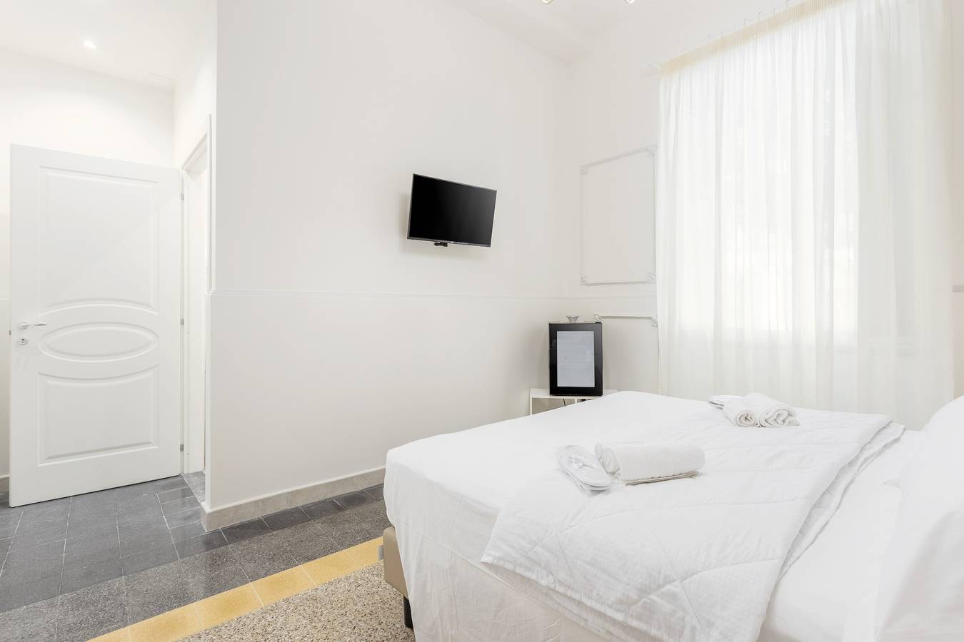 Room 'Vista Sulla Città 1' with Shared Terrace, Wi-Fi and Air Conditioning in Palermo, Palermo Province