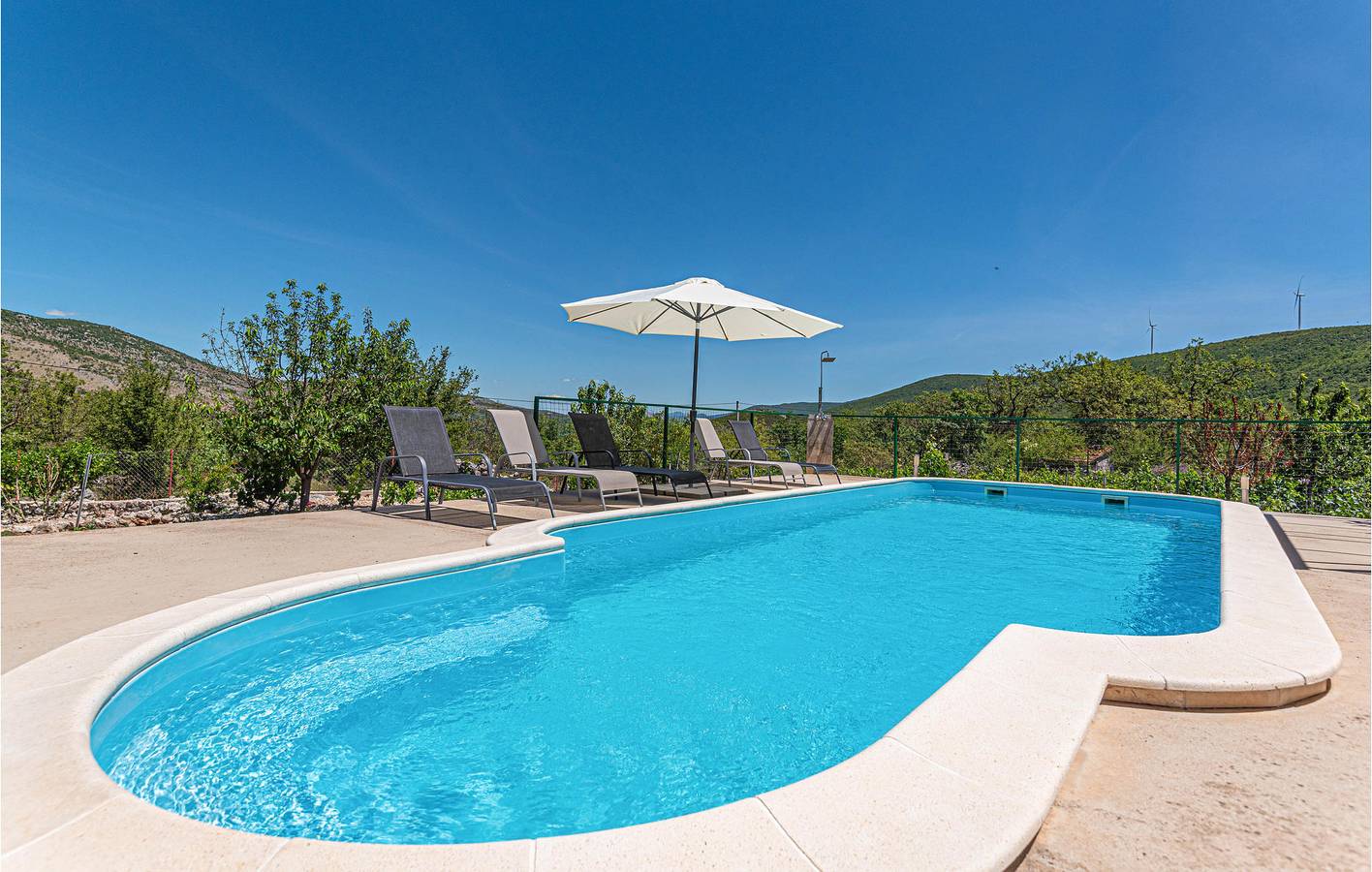 Gemütliche Wohnung mit Pool, Terrasse, WLAN und Klimaanlage in Šibenik-Knin
