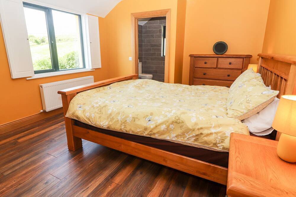 Lack Cottage, family friendly, with open fire in Camp, County Kerry in Dingle Halbinsel