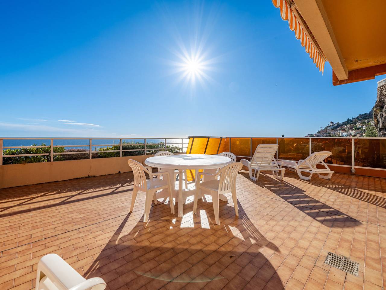 Entire apartment, Apartment for 8 people with Wi-Fi in Roquebrune-Cap-Martin in Roquebrune-Cap-Martin, Mediterranean Coast (France)