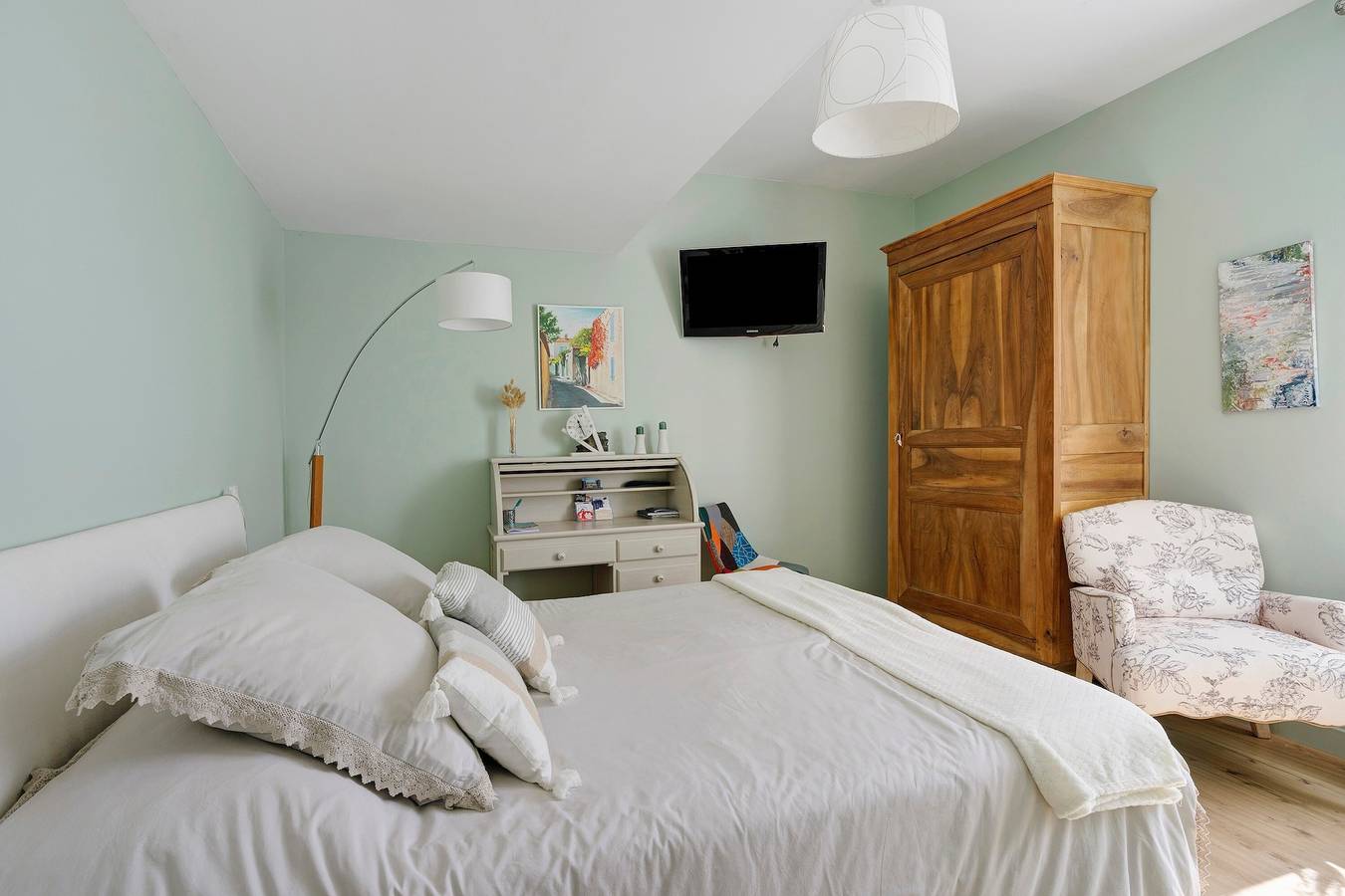Chambre d’hôtes « Chambre Opaline » avec terrasse privée, jardin privé et Wi-Fi in Marennes, Côte de Beauté