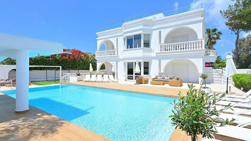 Villa for 12 people, with Balcony and Terrace as well as Garden and Pool in Coral Bay (Cyprus)
