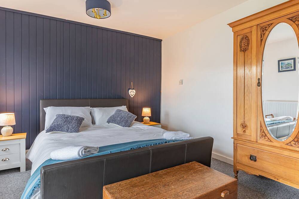 7 Severn Terrace, pet friendly, with open fire in Watchet in Watchet, Somerset