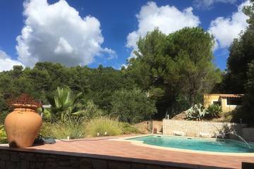 Gîte pour 2 personnes, avec terrasse ainsi que jardin et piscine à Signes