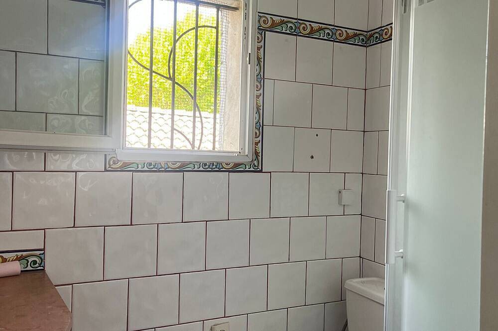 Holiday Home 'Romaine' with Private Terrace and Wi-Fi in La Roque-d'Anthéron, Aix-en-Provence region