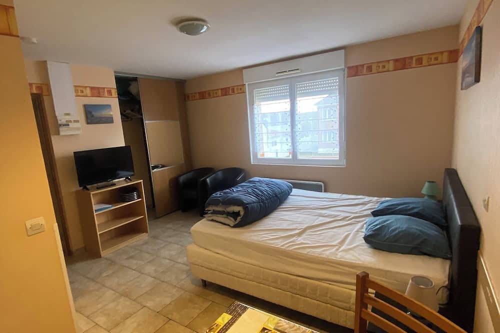 Entire apartment, First-floor studio 700 metres from the spa in Saint-Amand-les-Eaux, Valenciennes region