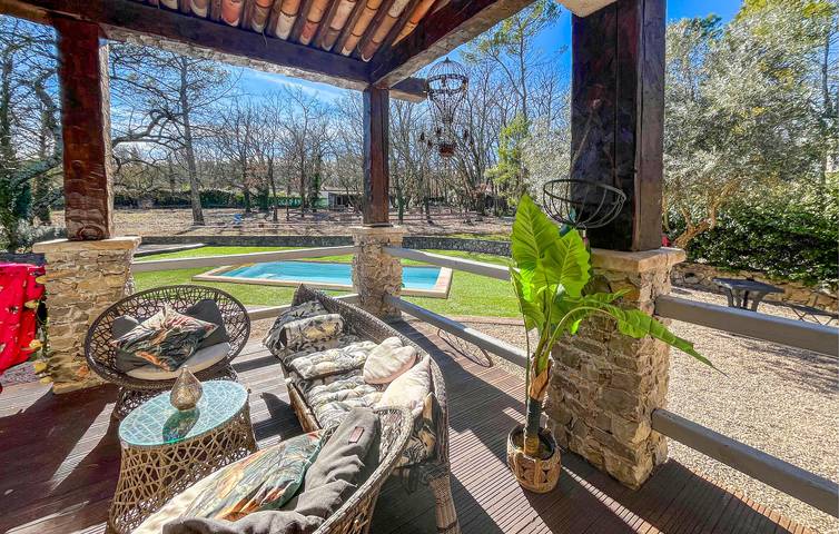 Location de vacances pour 6 personnes, avec terrasse ainsi que piscine et jardin à Tourrettes - 4