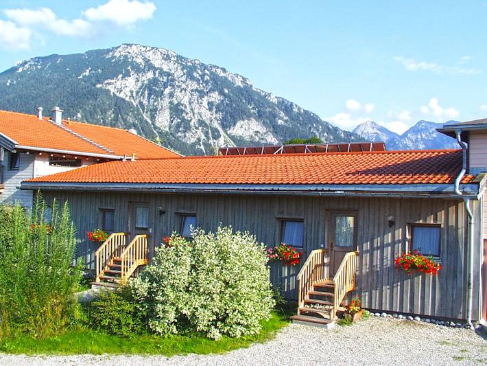 Ganze Ferienwohnung, Ferienwohnung am Wasen inkl. Chiemgaukarte - Ferienwohnung 3, 60qm, Terr., Kochni., 2 Schlafzimmer, Wohnzimmer, 4 P., Wlan in Ruhpolding, Bayerische Alpen