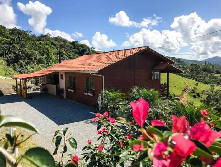Casas e apartamentos de temporada para 6 pessoas, com piscina e vista e ainda jardim em Santo Amaro da Imperatriz