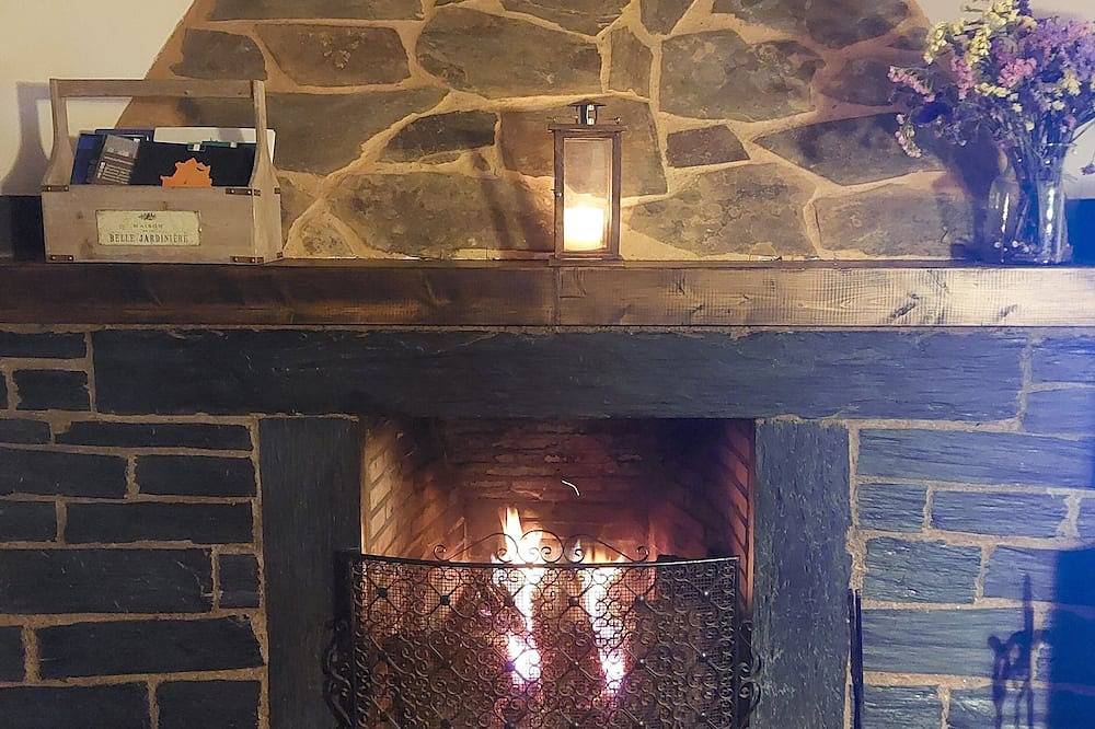 🏡 Charming cottage with fireplace & patio – natural pool just 500m away! 🐶🐱💗 in Pinofranqueado, Cáceres Region