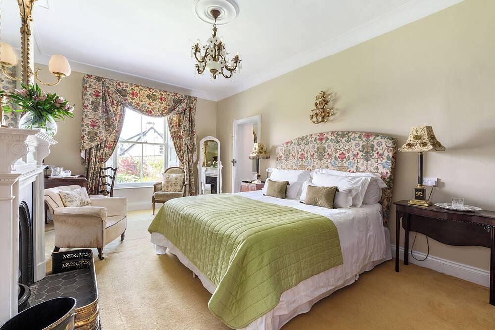 Historic Nile Lodge House,  6 Nile Lodge, Galway City , 5 bedrooms,  sleeps 10 in Galway, County Galway