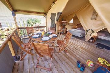 Tente pour 5 personnes, avec piscine et bassin pour enfant dans l' Hérault